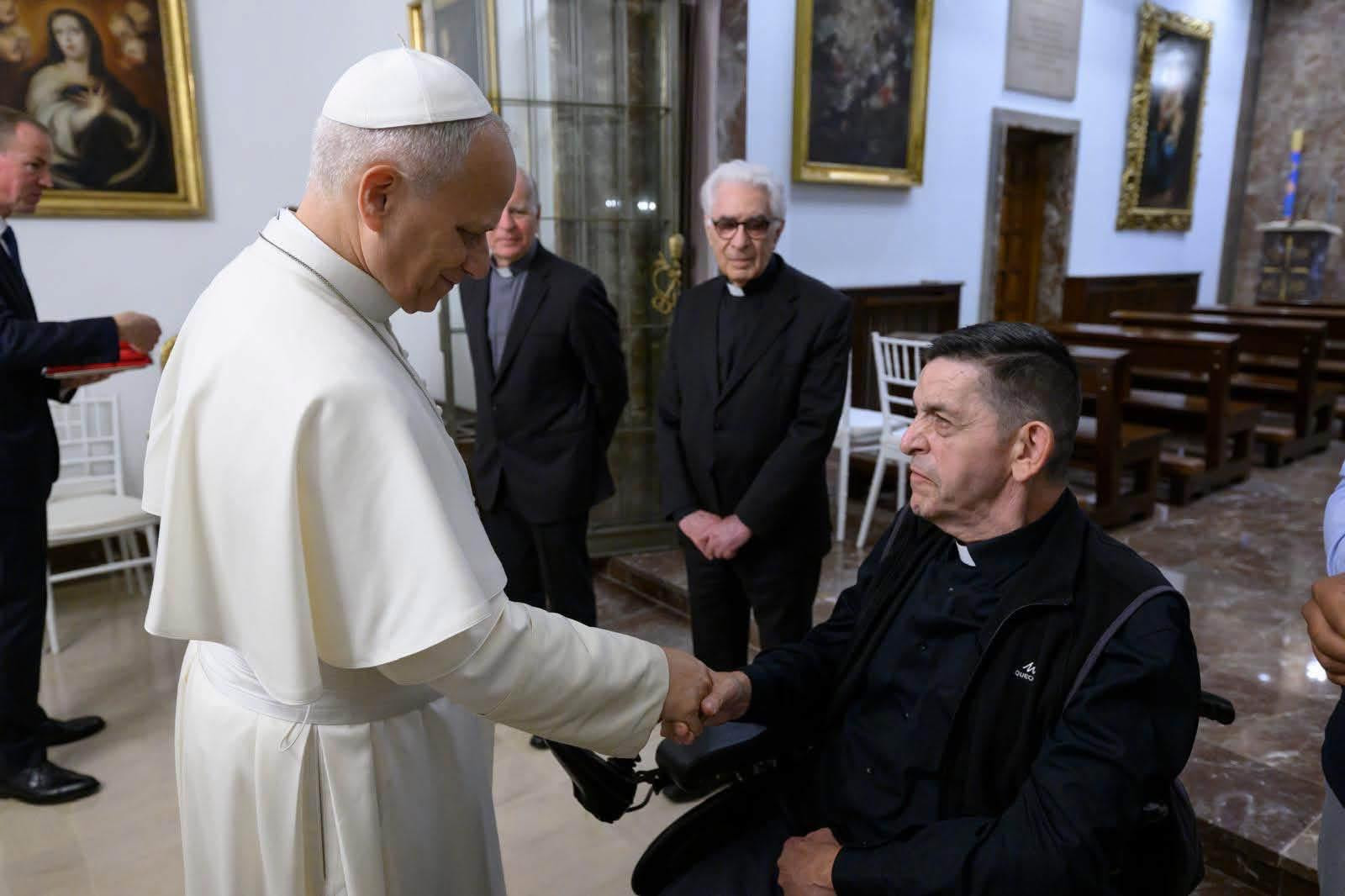 Encuentro del Padre Víctor con el Santo Padre – El Papa recibió la medalla de la Hospitalidad